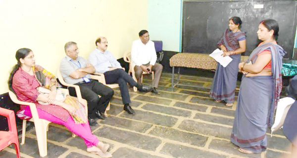 प्रेक्षक और निर्वाचन पदाधिकारी ने मतदान केंद्र बोरी  का किया निरीक्षण