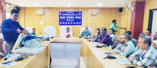 चुनाव कार्य में नियुक्त अफसरों  को ईवीएम सिलिंग का प्रशिक्षण 