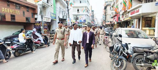 अफसरों ने शहर में निकाला फ्लैग मार्च
