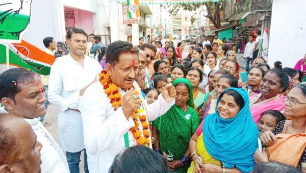 कांग्रेस प्रत्याशी गिरीश ने पटरीपार किया जनसंपर्क