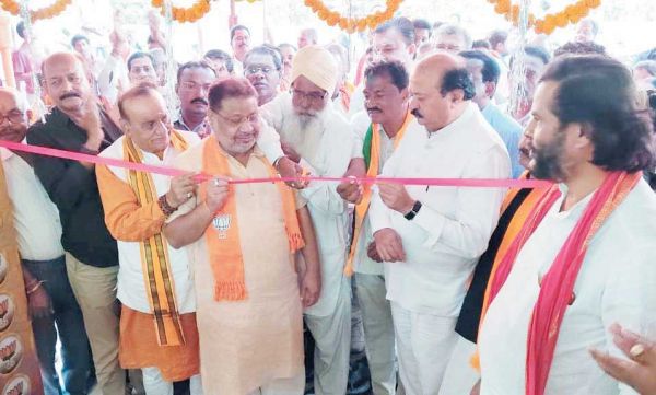 पूर्णेस मोदी ने किया भाजपा कार्यालय का उद्घाटन