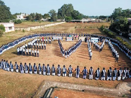 मानव श्रृंखला बनाकर मतदान करने किया प्रेरित