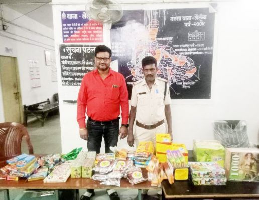 अवैध रूप से पटाखा बेचने वालों पर कार्रवाई