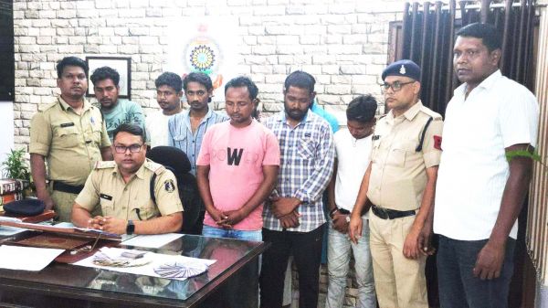 शराब  भट्टी के पास जुआ खेल रहे 9 पकड़ाए
