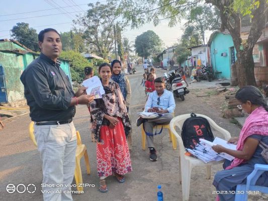 घर-घर पहुंच बीएलओ-एएलओ दे रहे मतपर्ची,  वोट देने कर रहे जागरूक