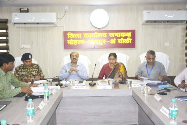 अफसरों ने की चुनाव गतिविधियों की समीक्षा