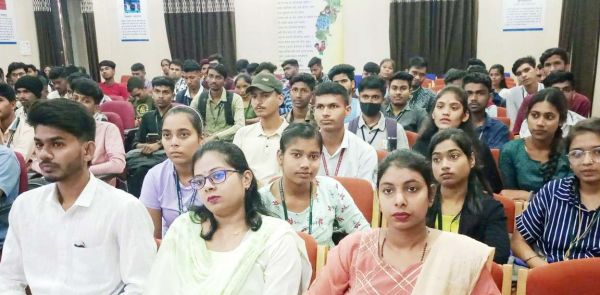 संचार युग में विद्यार्थियों को तकनीकी  ज्ञान आवश्यक - टांडेकर