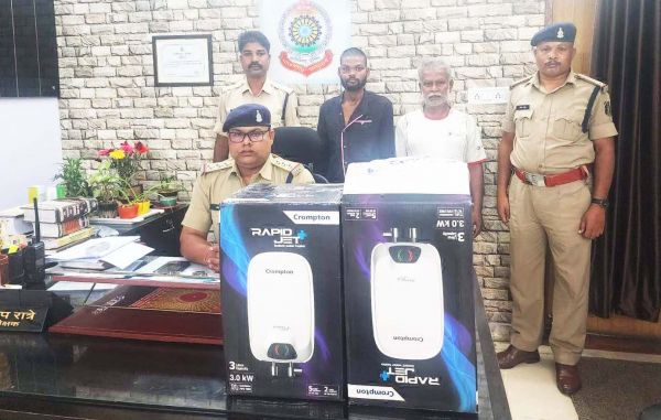 दुकान के डिस्पले में लगे  गीजर चुराए, 2 गिरफ्तार