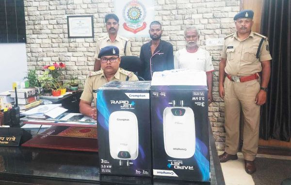 दुकान के डिस्पले में लगे गीजर चुराए, 2 गिरफ्तार