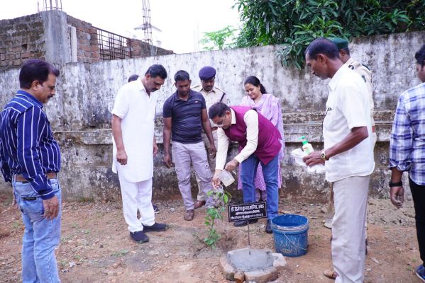 व्यय प्रेक्षक डॉ. दिनेश ने रोपे पौधे