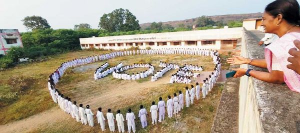 नई मतदाता छात्राओं का सम्मान, मानव श्रृंखला बनाकर किया जागरूक