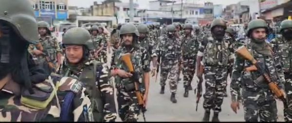 पुलिस व एसएसबी टीम ने निकाला फ्लैग मार्च