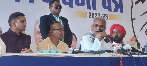यूपी सीएम सिर्फ नाम के योगी - बघेल