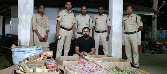 किराना दुकान  से एक लाख के पटाखे जब्त