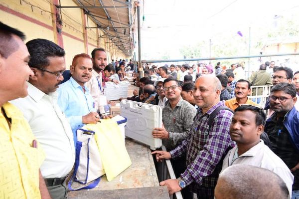 मतदान दल सामग्री लेकर रवाना