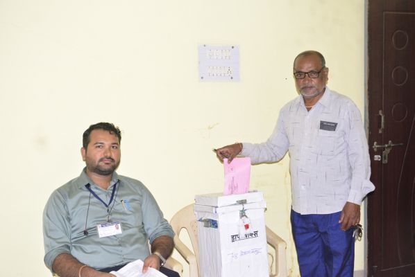 विस चुनाव कार्य में लगे कर्मियों ने किया डाक मतपत्र से मतदान
