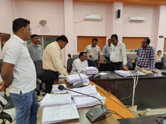 कलेक्टर ने मतदाता सूचियों में नए  व विलोपित नामों की ली जानकारी