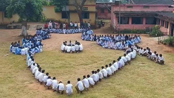 स्वीप गतिविधियों के तहत छात्र-छात्राओं ने बनाई मानव श्रृंखला  