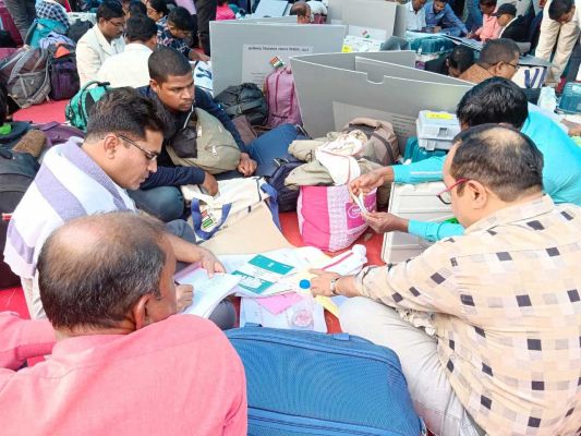  सामग्री वितरण के बाद मतदान दल रवाना