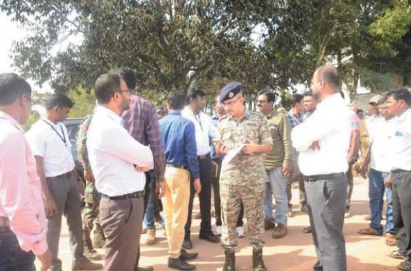 कलेक्टर-एसपी ने गुलाब फूल भेंटकर मतदान दलों को किया रवाना