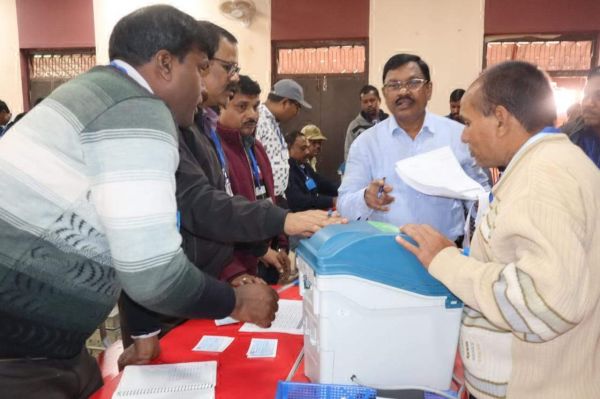 ईवीएम-वीवीपैट मशीनों की कमिशनिंग शुरू