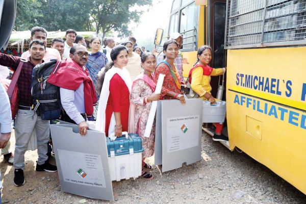 सामग्री वितरण के बाद मतदान दल रवाना