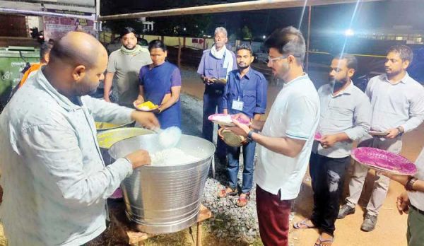 कलेक्टर ने शाम को मतदान सामाग्री वितरण केंद्र पहुंच मतदान दलों का पूछा कुशलक्षेम