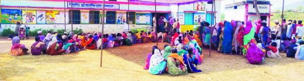वनांचल क्षेत्र के गांवों में मतदान के लिए लंबी कतारें