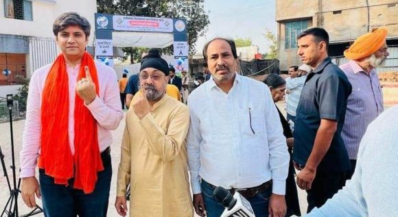 नेताओं से लेकर अफसरों ने भी डाले वोट