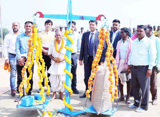 कलेक्टर ने कोड़ातराई में धान तौलाई कर धान खरीदी का किया शुभारंभ