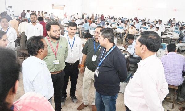 ईवीएम व वीवी पैड की कमीशनिंग  करने हैदराबाद से पहुँचे इंजीनियर 