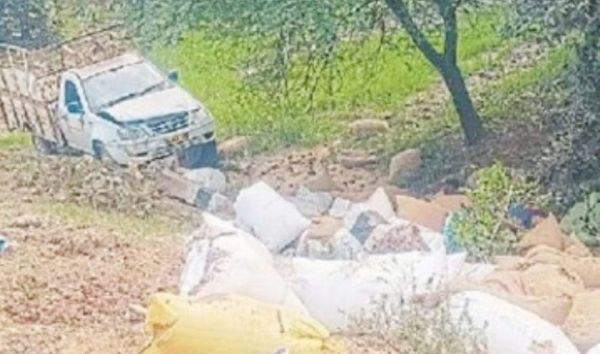 मालवाहक के पलटने से एक की मौत, दूसरा गंभीर