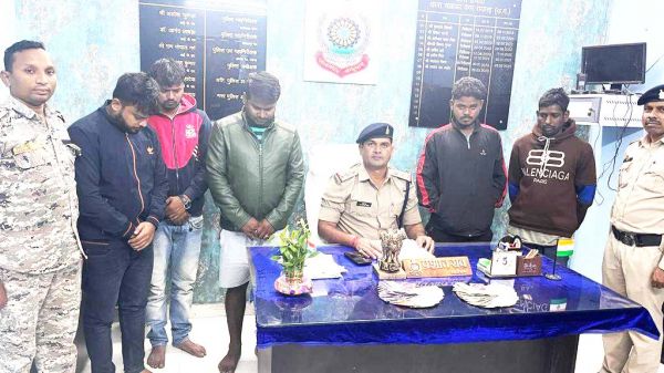 जुआ खेलते 5 पकड़ाए, नगदी जब्त  