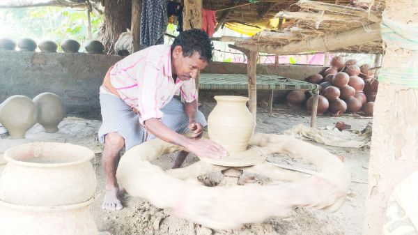 मिट्टी को आकार देेने वाले कुम्हारों की जिंदगी संवर नहीं पा रही