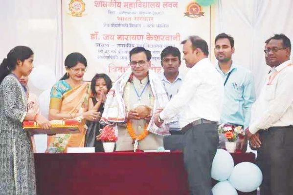 प्राचार्य के सम्मान में विदाई समारोह, जिस जिले के छात्र रहे वहीं से सेवानिवृत्त