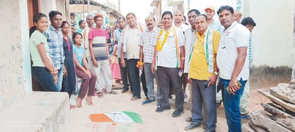 जिला कांग्रेस अध्यक्ष अरुण मालाकार ने कांग्रेस प्रत्याशी उत्तरी जांगड़े के लिए जनसंपर्क कर मांगा आशीर्वाद
