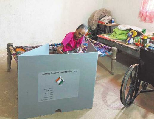 वृद्ध-दिव्यांगों ने डाक मत पत्र से किया मतदान