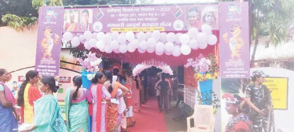 पिंक पोलिंग बूथ बना आकर्षण का केंद
