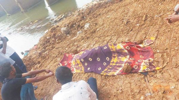 नदी में तैरते मिली बुजुर्ग महिला की लाश, जांच शुरू