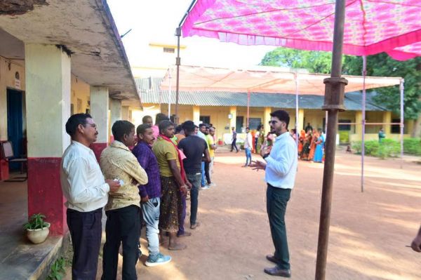 कलेक्टर ने मतदान केंद्रों का किया निरीक्षण