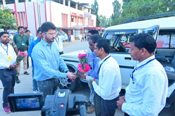 मतदान कराकर लौटे मतदान दलों का कलेक्टर-एसपी ने किया स्वागत