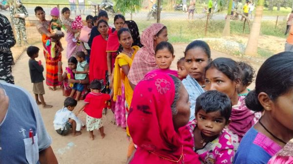 बीजापुर में 42.16 फीसदी मतदान, 13 किमी पैदल चलकर मतदान कराने पहुंचे मतदानकर्मी