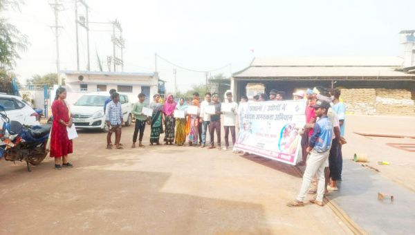 मजदूरों को दिलाई  मतदान की शपथ