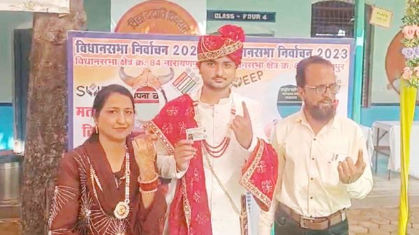 मतदान केंद्र पहुंचा दूल्हा