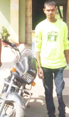 चोरी के मोटर साइकिल को बेचने ग्राहक तलाशते पकड़ाया  