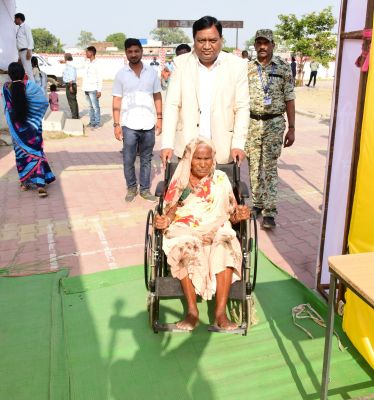कलेक्टर ने बुजुर्ग मतदाताओं को व्हीलचेयर में बैठाकर मतदान केन्द्र तक पहुंचाया