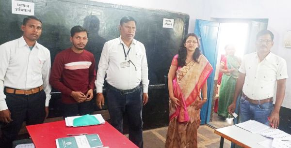 व्यय प्रेक्षक ने मतदान केन्द्र धुसेरा का किया निरीक्षण