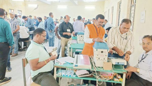 प्रेक्षक ने कमीशनिंग कार्य  का किया अवलोकन