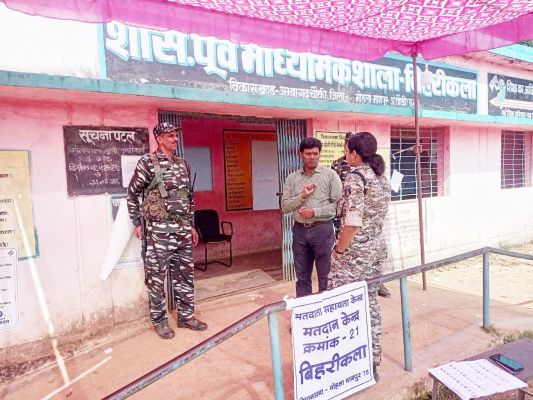 कलेक्टर-एसपी ने मुरारगोटा-सोमाटोला मतदान केंद्र का किया निरीक्षण
