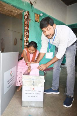 बुजुर्ग एवं दिव्यांग मतदाताओं ने डाक मतपत्र से घर में ही किया मतदान